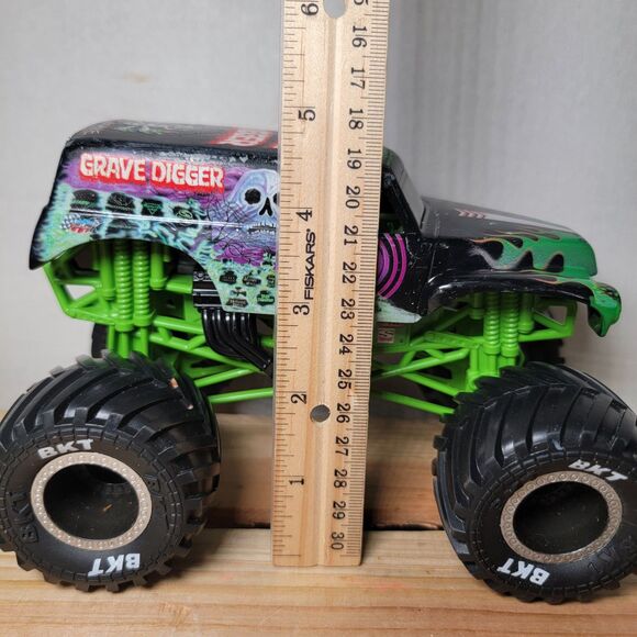 Grave Digger Monster Truck 5" X 7" - Picture 9 of 10
